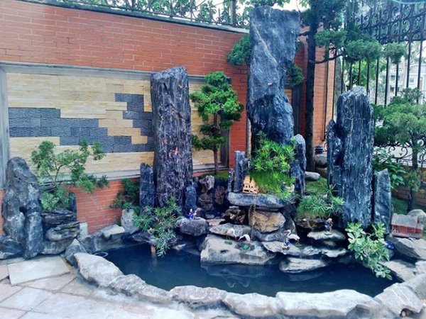 Hòn non bộ với thác nước cần được đặt tại nơi có phong thủy tốt